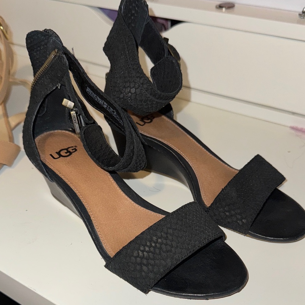 UGG Women's Textured Black Sandals